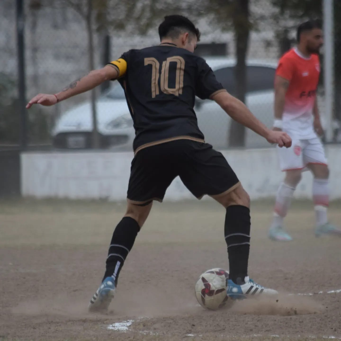 Jugador del Recreativo Estrellas FC en acción